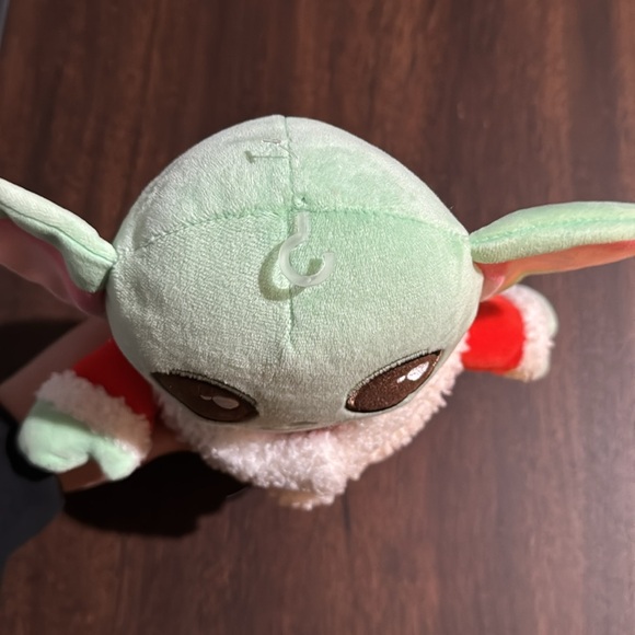 NEW BABY YODA PLUSHIE 
STAR WARS 
CHRISTMAS BABY YODA - Picture 5 of 6